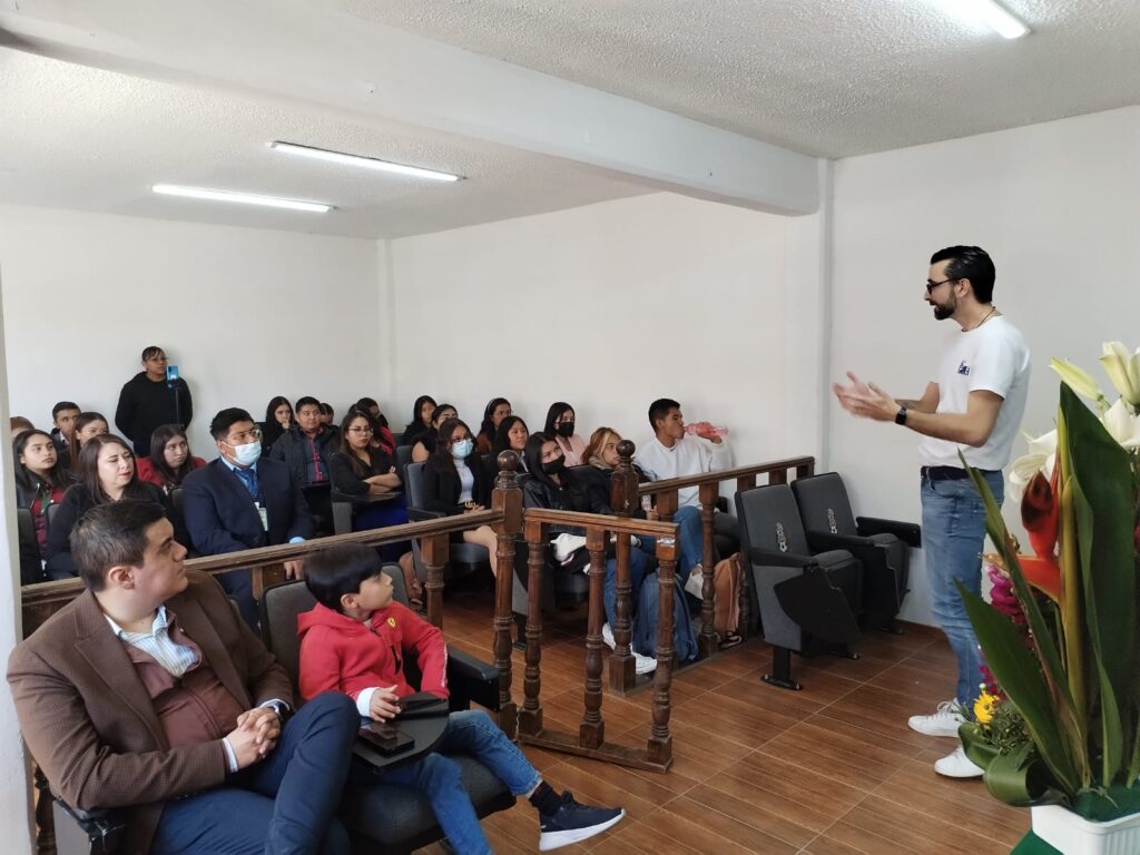 Foto de nuestra platica con los estudiantes de francés sobre Francia su cultura y las certificaciones de francés